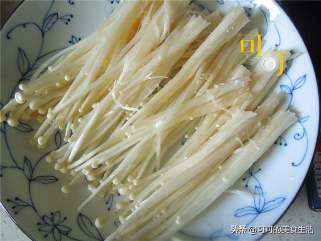 家里的墨鱼干不知道怎么吃？加上菌菇一起炖个汤，太鲜了
