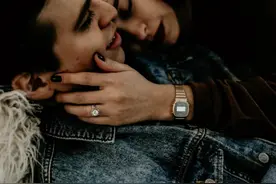 你和异性朋友做过最暧昧的事是什么：暧昧千万别过了头图片