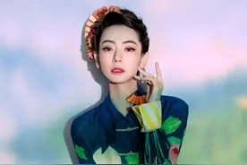 戚薇为证自己是腿精，穿旗袍故意搭老爹鞋，谁知穿成全场最潮的图片