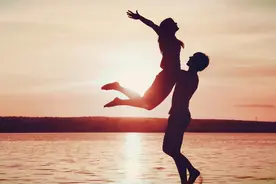 说实话，女人过了中年还有男人撩，可能是以下这些原因图片