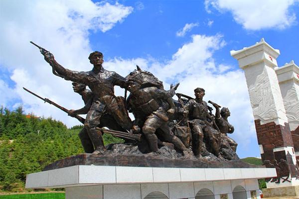 毛主席登上六盘山后，写下一首《清平乐》，全词大气磅礴雄浑豪放