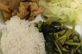 安徽老板卖盒饭，十三元管饱，生意火爆，去晚了都吃不上图片