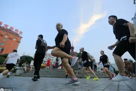 老太迷上街舞13年3个月减肥66斤，收200多名徒弟最小9岁图片