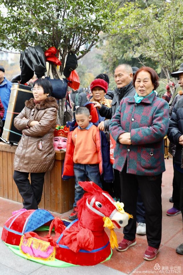 高手在民间，演出自娱自乐，洛阳周王城广场民间曲艺乐园