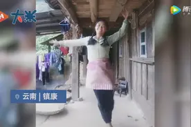 农村妈妈赤脚在水泥地上跳舞：想穿好看的裙子跳一次舞图片