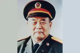 1968年，毛主席问李德生哪里人？许世友回答，我们一个县的图片