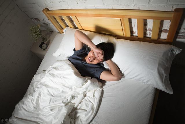 白天睡不醒,晚上又睡不着?或许是有原因的,看你是否中招