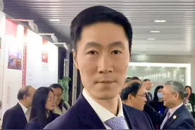 42岁好身材！王励勤退役多年再挥拍，没有变成“不懂球的胖子”图片