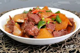 红烧牛肉怎么做，才能肉嫩、汤鲜？这2种料记得加，牛肉又嫩又香图片