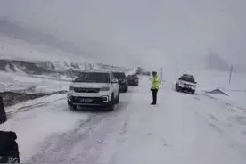国道318线然乌段发生雪崩 已实行交通管制图片
