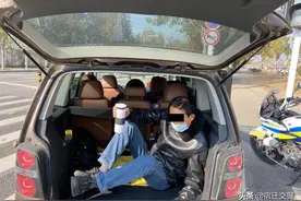 后备箱里也敢坐？这些超员车有多危险你知道吗图片