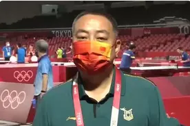 刘国梁，亲自用脚去丈量场地，果然，发现了问题图片