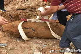吓人！南宁一小区挖到1.2米长炸弹图片