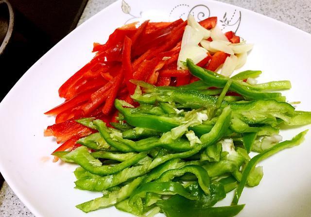 夏天少吃猪肉多吃它，2元1斤富含蛋白质和氨基酸，补充能量又下饭