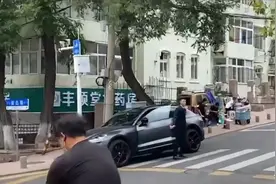 青岛偶遇黄子韬拍戏，开豪车穿西装，去药店被众人围观图片