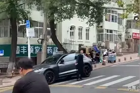 青岛偶遇黄子韬拍戏，开豪车穿西装，去药店被众人围观图片
