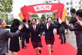 “百年党史照亮前路”高新一中暖心成人礼清华大学教授寄语高新侠：乘风破浪、行稳致远、无问西东图片
