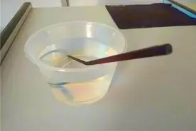 什么是光的折射，为啥光线入水向下偏折，而水中筷子是向上偏折？图片