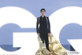 男明星走红毯的出位表现：李现裹被子，邓伦油腻，彭昱畅拉玩具车图片