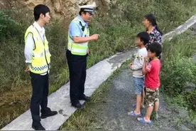 锥桶直接拦断高速，致10多辆车滞留，竟是熊孩子：“觉得好玩”图片