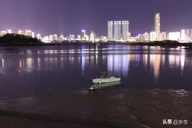 夜拍厦门海沧湾，霓虹灯如五颜六色的夜明珠，撒落在海面上图片