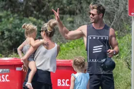 帅！37岁“锤哥”带着3位小雷神踩单车，硬核老爸带娃画面太有爱图片