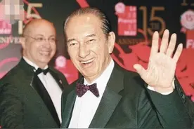 赌王病逝，最重视的儿子何猷龙现身医院，被问父亲情况他沉默以对图片