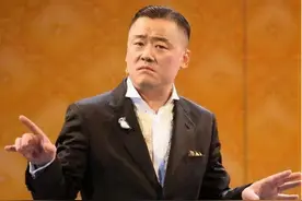 周立波罕见晒近况，圆润发福现身高尔夫球场，与娇妻胡洁恩爱有加图片