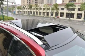 买新车时，为何要选带天窗的车型？终于发现了天窗的5大妙用图片