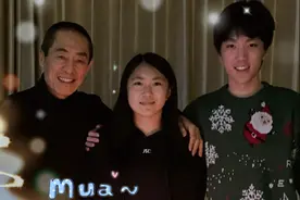 70岁张艺谋为14岁女儿庆生，她没同父异母姐姐美，却宠成公主图片