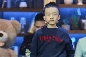 汪涵带儿子上综艺，沐沐帅气模样酷似爸爸，父子亲吻好温馨图片