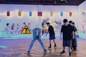 《五哈》又出名场面：邓超张颜齐滑旱冰钻胯，卡裆位置很尴尬图片