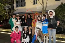 王思聪万圣节扮哈利波特，站C位获美女围绕，被疑和前女友复合图片