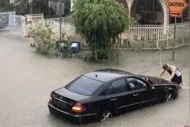 暴雨袭击新加坡多地 降雨量超过同期平均值图片