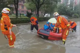 贵州安顺多地普降暴雨 消防官兵成功疏散177被困人员图片