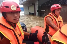 洪水中的“摆渡人”：逆流而上 完成生命接力图片