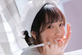 美女身穿灰色宽松短袖，白皙长腿十分可爱图片
