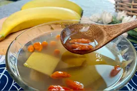 香蕉皮别乱扔，加点冰糖一起煮，对减肥的人很有帮助图片