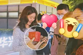 章泽天现身街头被偶遇，穿蕾丝裙烫成熟大波浪，路人随拍美到发光图片