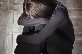 37岁单身大学女教师内心独白：性压抑孤独中转圈圈，年龄太忧伤图片