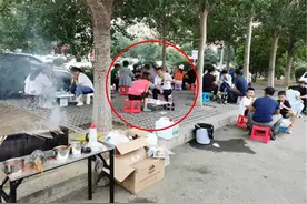 90后夫妻和好友吃路边摊，看到凳子上的包难淡定：宝宝太受罪图片