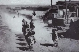 东北土匪攻城：坐上马爬犁，草把子浇水冻成冰，土匪躲在后面打枪图片