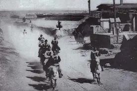 东北土匪攻城：坐上马爬犁，草把子浇水冻成冰，土匪躲在后面打枪图片