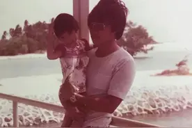 林俊杰小时候竟然穿裙子？我震惊了，林俊杰晒和爸爸的旧照图片