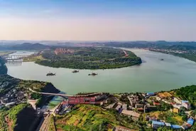 嘉陵江第一曲流：走路一袋烟，坐船行一天图片