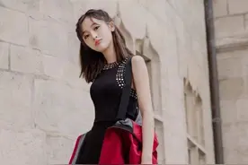 小白鞋穿搭已经过时了！今夏流行的“水鞋”百搭又时髦图片