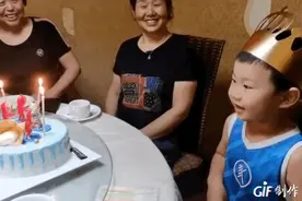 “最委屈”宝宝火了，孩子还在运气，生日蜡烛却已被奶奶抢先吹灭图片