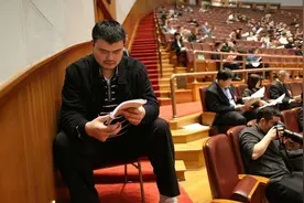 对比普通人，NBA巨人生活上有什么烦恼？姚明开会只能坐小板凳图片