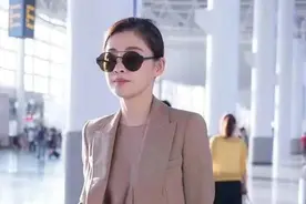 梅婷瘦身成功后换了风格，穿卡其色西装配阔腿裤，简约却气场全开图片