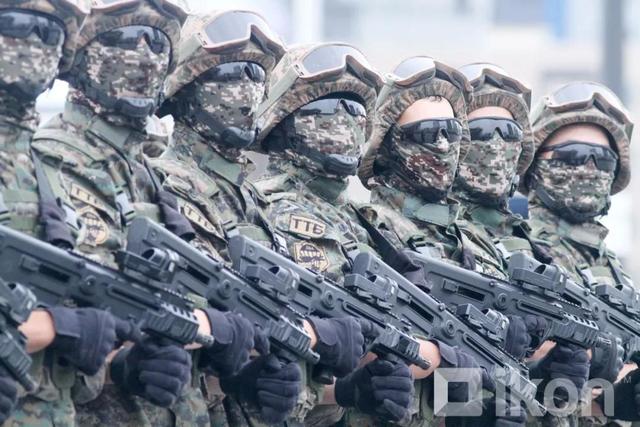 蒙古国大阅兵，总统检阅“铠甲勇士”| 图说